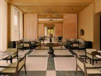 Un comedor con mesas y sillas en un edificio. en Raffles Sentosa Singapore, en Singapur