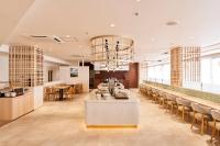 um restaurante com uma mesa e cadeiras e um lustre em Hotel Global View Hachinohe em Hachinohe