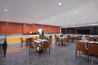 都江堰にあるm designer hotelのテーブルと椅子のあるダイニングルームとレストラン