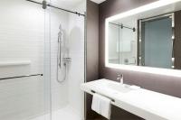 AC Hotel by Marriott Miami Airport West/Doralにあるバスルーム
