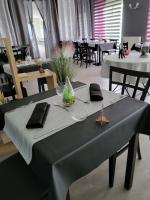 L'Epicurien في Saint-Nicolas-de-Port: طاولة عليها مفرش رمادي اللون