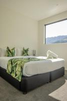Ein Bett oder Betten in einem Zimmer der Unterkunft 1Queenstown - Stunning Lake and Mountain Views
