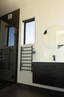 Ein Badezimmer in der Unterkunft 1Queenstown - Stunning Lake and Mountain Views