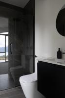 Ein Badezimmer in der Unterkunft 1Queenstown - Stunning Lake and Mountain Views