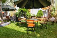 een tafel en stoelen met een parasol in het gras bij Shanvilla Resort Ltd in Murangʼa
