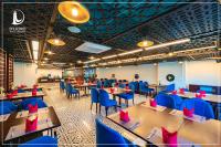 Beverly Hill Ha Long Villas and Apartments في ها لونغ: غرفة طعام مع طاولات وكراسي زرقاء