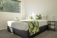 Ein Bett oder Betten in einem Zimmer der Unterkunft 1Queenstown - Stunning Lake and Mountain Views
