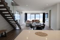 Ein Sitzbereich in der Unterkunft 1Queenstown - Stunning Lake and Mountain Views