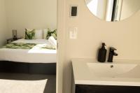 Ein Bett oder Betten in einem Zimmer der Unterkunft 1Queenstown - Stunning Lake and Mountain Views