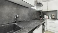 Kuchnia lub aneks kuchenny w obiekcie HOMEY LA COLOC MUGI - Colocation haut de gamme - Chambres privées - Balcon - Wifi et Netflix - Proche transports commun