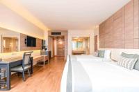 Ein Bett oder Betten in einem Zimmer der Unterkunft Phuket Graceland Resort and Spa