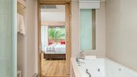 Ein Bett oder Betten in einem Zimmer der Unterkunft Phuket Graceland Resort and Spa