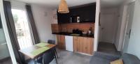 Kuchnia lub aneks kuchenny w obiekcie Résidence hôtelière les hameaux de saint cyprien 25 M2