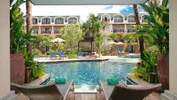 Der Swimmingpool an oder in der Nähe von Phuket Graceland Resort and Spa