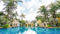 Der Swimmingpool an oder in der Nähe von Phuket Graceland Resort and Spa
