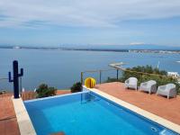 Bazén v ubytování Villa Alco en Roses con vistas preciosas del mar AV-68 nebo v jeho okolí