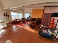 Posezení v ubytování Villa Alco en Roses con vistas preciosas del mar AV-68