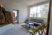 Posezení v ubytování Villa Alco en Roses con vistas preciosas del mar AV-68