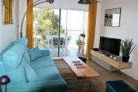 TV a/nebo společenská místnost v ubytování Apartamento con vistas al mar y al puerto de Roses AV-07