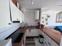 Kuchyň nebo kuchyňský kout v ubytování Bonito apartamento con vistas al mar y piscina AV-47