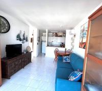 TV a/nebo společenská místnost v ubytování Bonito apartamento con vistas al mar y piscina AV-47