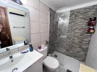 Koupelna v ubytování Bonito apartamento con vistas al mar y piscina AV-47