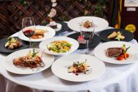 una tavola con piatti di cibo e bicchieri di vino di hotel saint fracois xavier a Lourdes