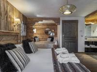 Kuchyňa alebo kuchynka v ubytovaní Chalet élégant à Courchevel Le Praz avec spa, cheminée et services inclus - FR-1-568-35