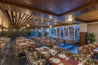 een afbeelding van een restaurant met tafels en stoelen bij Echor Himalayan Heights Manali in Manāli