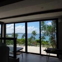 een woonkamer met uitzicht op het strand bij A & L Resort - Sea & Mountain View in Looc