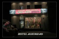 Una fachada de un hotel por la noche en hotel ashirwad, en Patiala