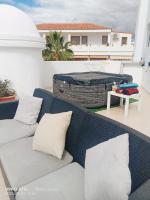 Posedenie v ubytovaní Penthouse Sea View Jacuzzy terrace & pool