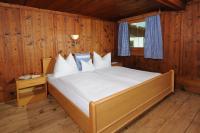 Łóżko lub łóżka w pokoju w obiekcie Ferienchalet Kreuzlauhof MAY-101