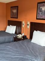 ein Hotelzimmer mit 2 Betten und einem Telefon in der Unterkunft labh inc Motel in Norfolk