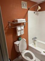 ein Badezimmer mit Toilette, Waschbecken und Badewanne in der Unterkunft labh inc Motel in Norfolk