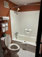 Ein Badezimmer in der Unterkunft labh inc Motel