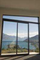 Zimmer mit einem großen Fenster mit Blick auf das Wasser in der Unterkunft 1Queenstown - Stunning Lake and Mountain Views in Queenstown
