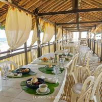 einen Tisch mit Teller mit Speisen darüber in der Unterkunft Cottage 2 - Appleton Liitle Paradise Beach Resort & Restaurant in Real