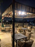 カイロにあるPyramids Eternal Viewの夜はパティオ(テーブル、椅子付)を利用できます。