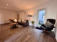 Posezení v ubytování Franks Apt 1 - Outdoor Courtyard - Sleeps 6