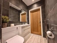Koupelna v ubytování Franks Apt 1 - Outdoor Courtyard - Sleeps 6