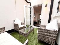 Posezení v ubytování Franks Apt 1 - Outdoor Courtyard - Sleeps 6