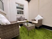 Posezení v ubytování Franks Apt 1 - Outdoor Courtyard - Sleeps 6