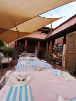 Restauracja lub miejsce do jedzenia w obiekcie B&B Home Holiday Villa delle Acacie agriturismo