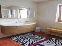 A bathroom at holiday home Emberger, Fügen