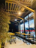 独鲁万ZenSuites Hotel Tacloban的餐馆里一排黄色的桌椅