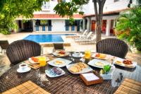 圣玛尔塔Hotel Santorini Casablanca Resort的一张桌子,上面有早餐食品和饮料,还有一个游泳池