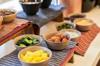 Un grupo de cuencos llenos de diferentes tipos de comida. en Hotel Global View Hachinohe Annex, en Hachinohe