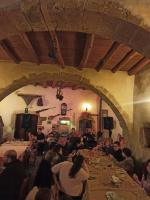 un grupo de personas sentadas en una mesa en una habitación en Kourtsa villas, en Vafés