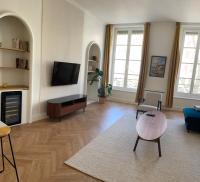Televízia a/alebo spoločenská miestnosť v ubytovaní Appartement de beau standing